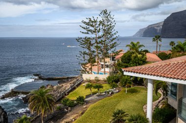 Atlantik Okyanusu 'nun volkanik kıyıları, fayanslı çatıları olan villalar. 20.01.2020 Los Gigantes, Tenerife.