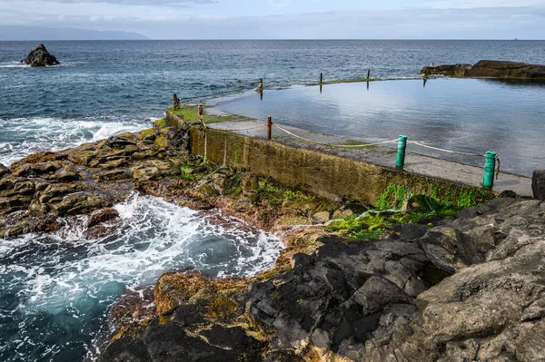 Una Piscina Exterior Abandonada Con Agua Del Océano Una Costa — Foto de Stock