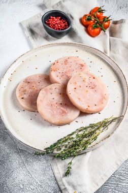 Çiğ balık pirzolası, kıymalı morina balığından yapılmış, pişirmeye hazır. Gri arka plan. Üst görünüm.