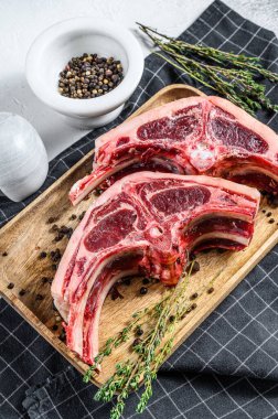 Biberiyeli ve baharatlı taze kuzu eti. Gri arka plan. Üst görünüm.