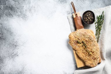 Ev yapımı çiğ Alman sosis şnitzeli. Gri arka plan. Üst Manzara. Boşluğu kopyala.