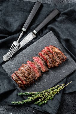 Az pişmiş ızgara Vegas bifteği. Mermer et. Siyah arka plan. Üst görünüm.