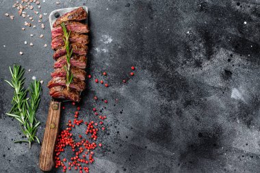 Üst tarafı ızgara, Denver bifteği. Mermer et. Siyah arka plan. Üst Manzara. Boşluğu kopyala.