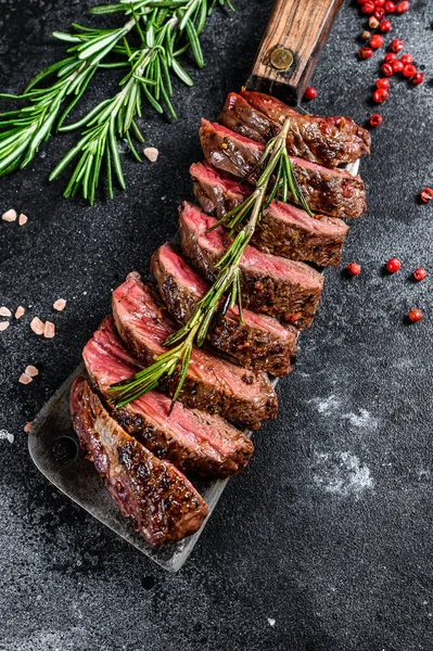 Grilovaná Čepel Denverský Steak Mramorové Hovězí Černé Pozadí Horní Pohled — Stock fotografie