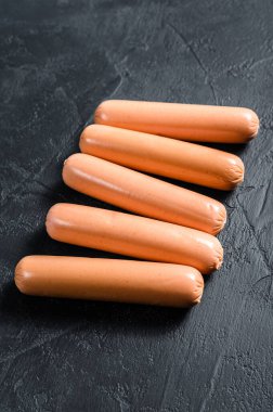 Klasik çiğ tavuk sosisi. Siyah arka plan. Üst görünüm.