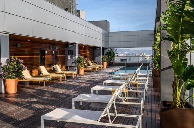 Güzel şehir manzaralı çatıda yüzme havuzu. Birinci sınıf otel. 03.01.2020 Barcelona, İspanya.