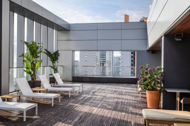 Çatıda yüzme havuzu ve gökdelenlerin güzel şehir manzarası. - Evet. Birinci sınıf otel. 03.01.2020 Barcelona, İspanya.