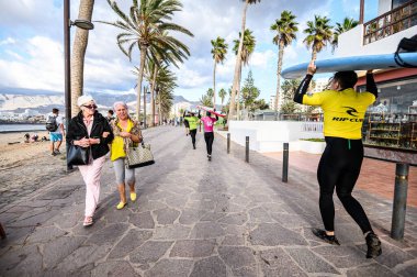 Okyanusun taştan kıyısında sörfçüler, sörf okulu, ekstrem sporlar. 07.01.2020 Tenerife, Kanarya Adaları.