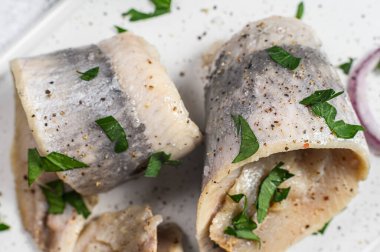 Silakkarulla - Fin ringa rulo paspasları. Gri arka plan. Üst görünüm.