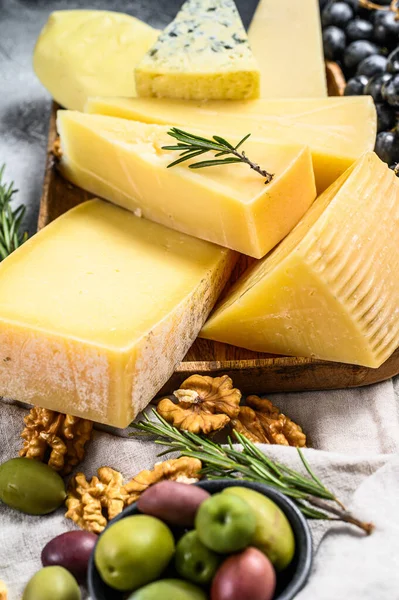 Verschiedene Käsestücke Mit Nüssen Oliven Und Trauben Verschiedene Leckere Snacks — Stockfoto