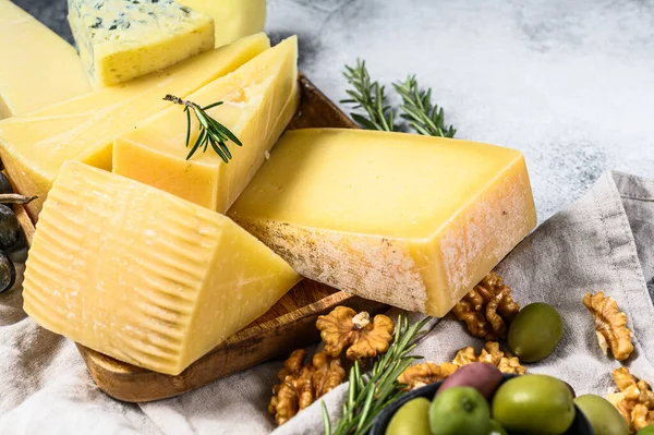 Verschiedene Käsestücke Mit Nüssen Oliven Und Trauben Verschiedene Leckere Snacks — Stockfoto
