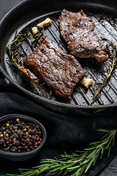 Rump Steak Una Sartén Carne Parrilla Fondo Negro Vista Superior —  Fotos de Stock