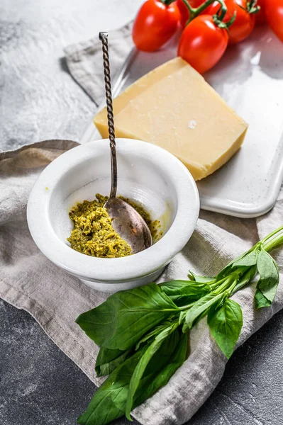 Pesto Italiano Mortero Mármol Hojas Albahaca Parmesano Una Tabla Cortar — Foto de Stock