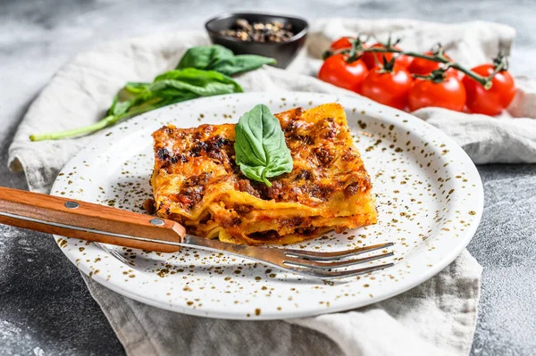 Saborosa Porção Lasanha Carne Italiana Com Mussarela Derretida Fundo Cinzento — Fotografia de Stock