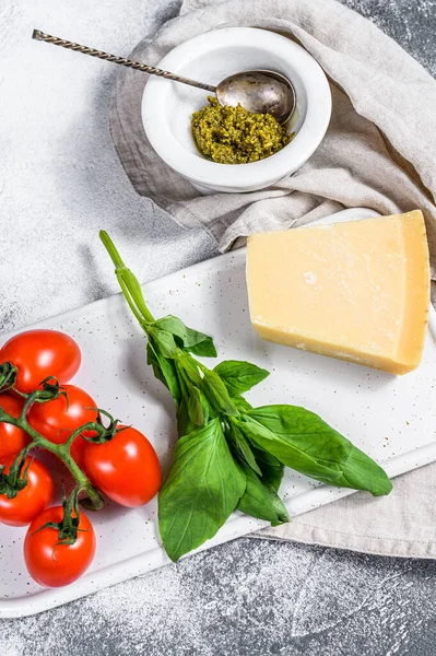 Pesto Casero Mortero Mármol Hojas Albahaca Parmesano Una Tabla Cortar — Foto de Stock