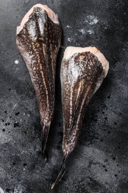 Kafası olmayan taze maymunbalığı. Siyah arka plan. Üst görünüm.