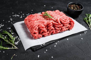 Çiğ domuz kıyması. Siyah arka plan. Üst Manzara. Metin için boşluk.