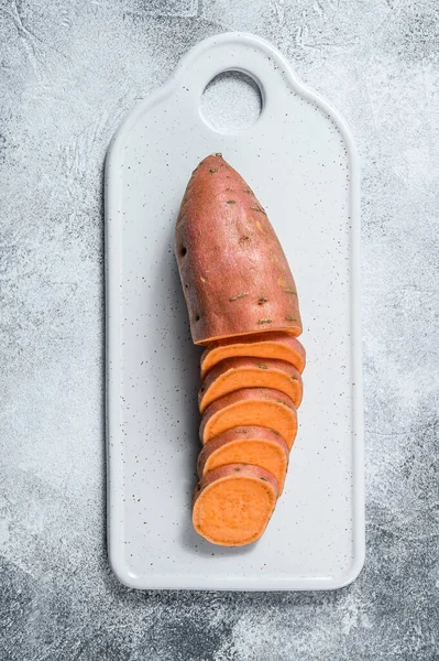 Rohe Süßkartoffeln Auf Dem Schneidebrett Bio Süßkartoffeln Bauerngemüse Grauer Hintergrund — Stockfoto