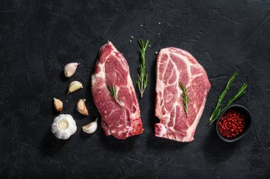 Kemiklerde çiğ domuz eti. Izgara et. Siyah arka plan. Üst görünüm.