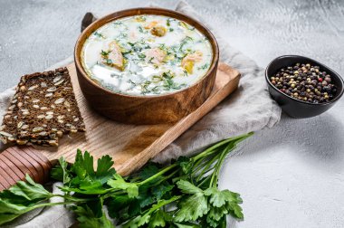 Somon ve patatesli kremalı balık çorbası. Gri arkaplan, üst görünüm