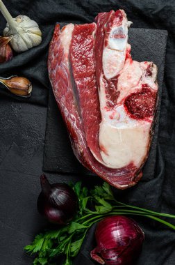 Siyah arka planda kemikli çiğ et. Üst görünüm.