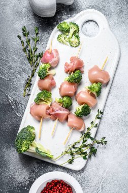 Çiğ şiş kebap. Barbekü Et Baharatları ve Bitkiler. Gri arka plan. Üst görünüm.