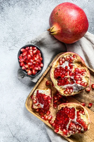 Rijp Granaatappel Zaden Een Houten Kom Biologisch Fruit Grijze Achtergrond — Stockfoto