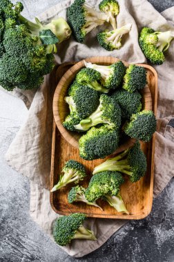 Tahta bir kasede çiğ brokoli. Gri arka plan. Üst görünüm.