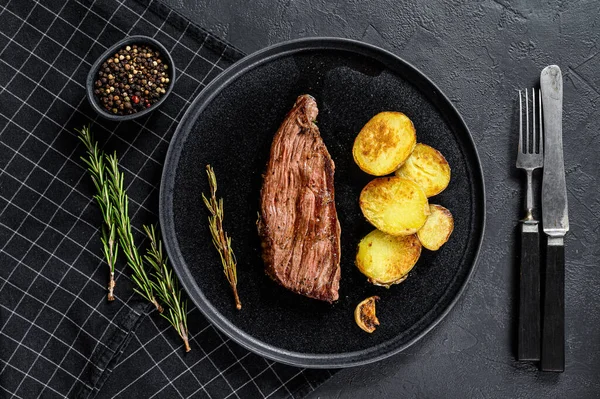 Steak Bœuf Mariné Grillé Fond Noir Vue Dessus — Photo