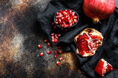 Olgunlaşmış kırmızı nar. Organik meyve. Siyah arka plan. Üst Manzara. Metin için boşluk.