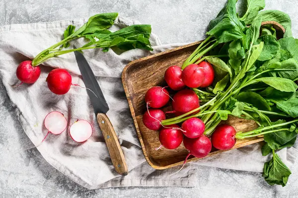 Tahta Bir Kasenin Içinde Taze Turplar Çiftlik Organik Sebzeler Gri — Stok fotoğraf