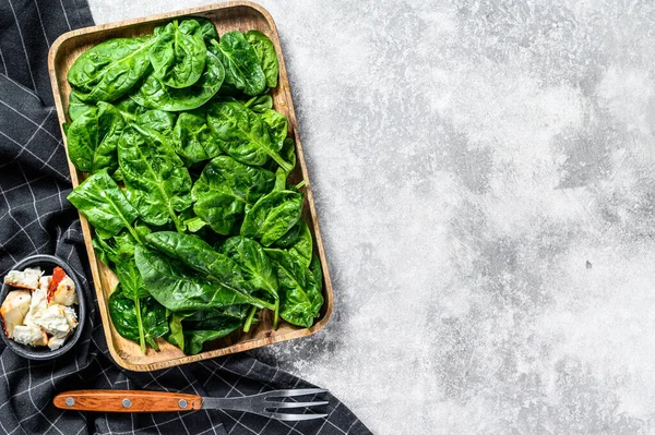 Junge Spinatblätter Einer Holzschüssel Mit Ziegenkäse Grauer Hintergrund Ansicht Von — Stockfoto