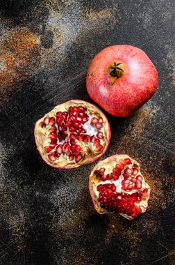 Olgun nar. Organik meyve. Siyah arka plan. Üst görünüm.