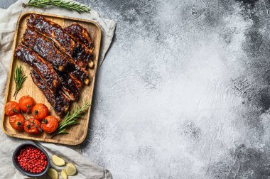 Kızarmış ızgara domuz pirzolası. Izgara et. Gri arka plan. Üst Manzara. Metin için boşluk.