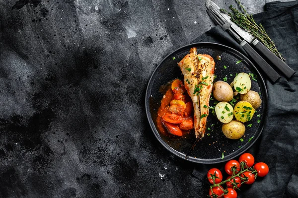 Kochen Tomaten Seeteufel Fisch Mit Bratkartoffeln Frische Meeresfrüchte Schwarzer Hintergrund — Stockfoto