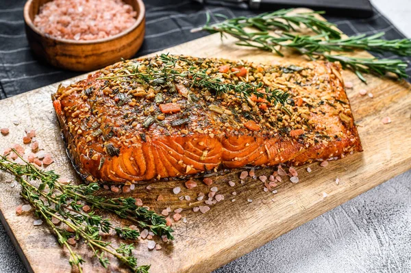 Heißes Räucherlachsfilet Auf Einem Schneidebrett Forellen Grauer Hintergrund Draufsicht — Stockfoto