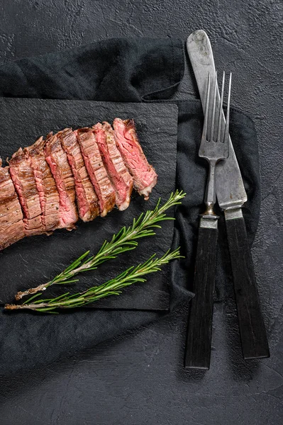 Grill Restaurant Beef Menu Flank Steak Svart Stenskiva Svart Bakgrund — Stockfoto