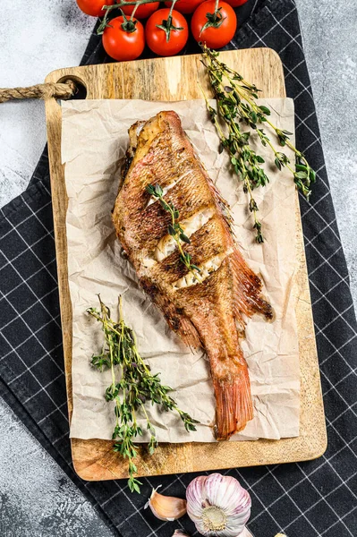 Röd Havsabborre Grillad Grå Bakgrund Ovanifrån — Stockfoto