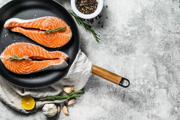 Bistecca Trota Cruda Padella Pesce Sano Sfondo Grigio Vista Dall — Foto Stock