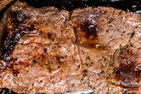 Rump Steak Una Sartén Carne Parrilla Fondo Negro Vista Superior — Foto de Stock