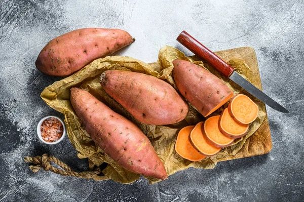 Rohe Süßkartoffeln Auf Dem Schneidebrett Bio Süßkartoffeln Bauerngemüse Grauer Hintergrund — Stockfoto