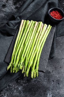 Taze yeşil kuşkonmaz bankları. Siyah arka plan. Üst görünüm.