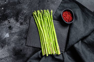 Taze yeşil kuşkonmaz bankları. Siyah arka plan. Üst görünüm.