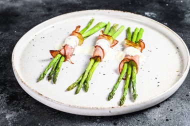 Parma jambonlu yeşil kuşkonmaz. Siyah arka plan. Üst görünüm.