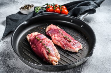 Izgarada taze ördek göğsü. Gri arka plan. Üst görünüm.