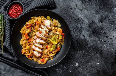 Ördek eti ve sebzeli Wok noodle. Siyah arka plan. Üst Manzara. Boşluğu kopyala