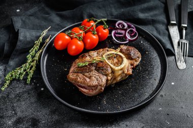 Domates soslu Osso Buco eti pişirdim. OssoBuco et güveci. Siyah arka plan. Üst görünüm.