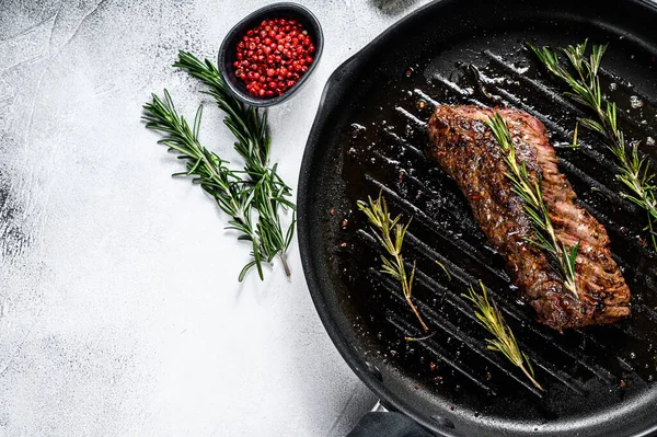 Saia Grelhada Bife Facão Numa Frigideira Carne Mármore Fundo Cinzento — Fotografia de Stock