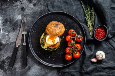 Ev yapımı balık köftesi, balık fileto, yumurta ve ıspanaklı çörek. Siyah arka plan. Üst görünüm.