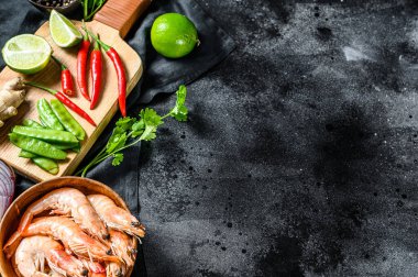 Tom Kha Gai 'yi pişirmek için gerekli malzemeler. Hindistan cevizi sütlü Tayland tavuk çorbası. Siyah arka plan. Üst Manzara. Boşluğu kopyala.